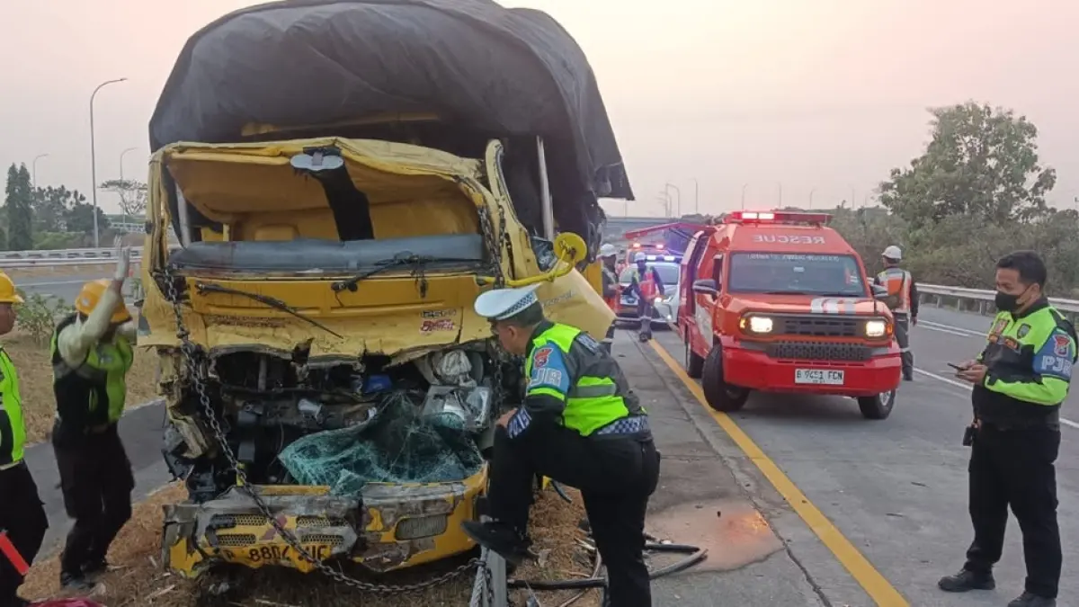 RINGSEK: Truk yang terlibat kecelakaan di KM 686+800 jalur B Tol Jombang-Mojokerto Desa Tampingmojo, Kecamatan Tembelang, Jombang, Sabtu (15/8) dini hari. (Achmad RW/Radar Jombang)