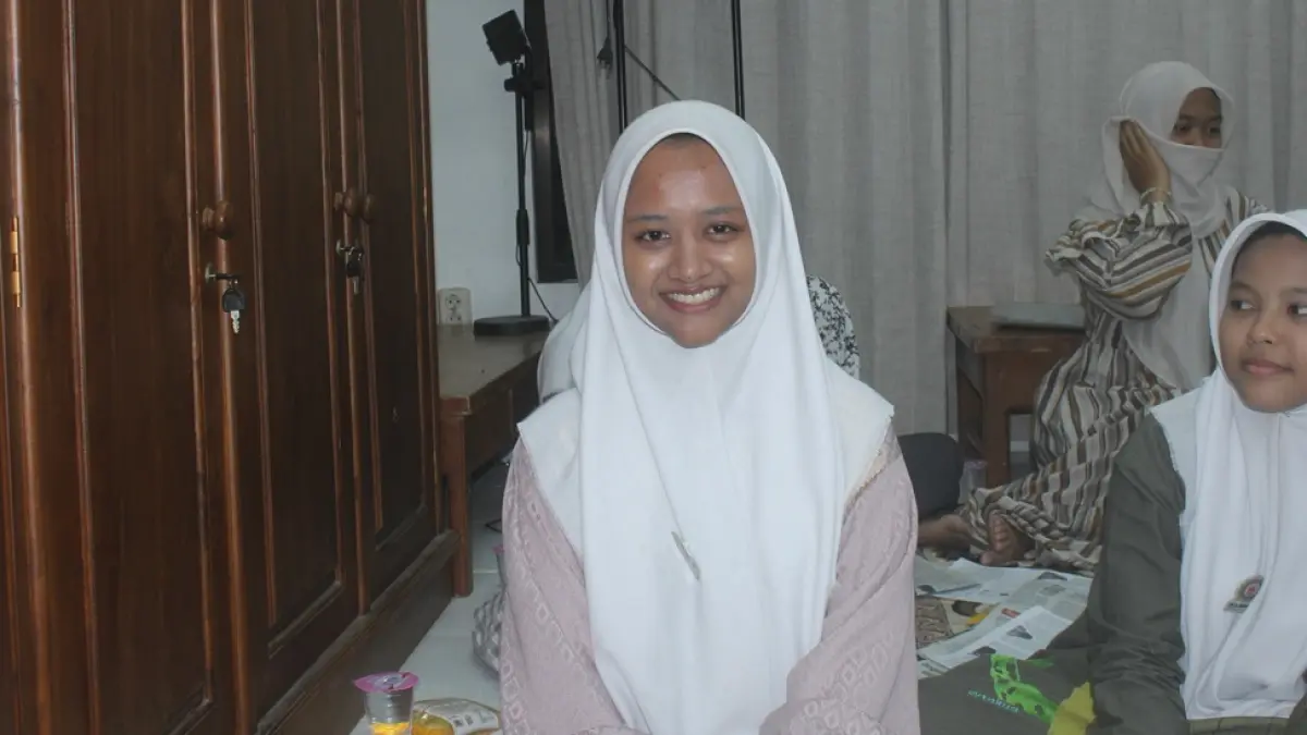 Adinda Rofiqoh, Santriwati PP Al-Madienah Denanyar, Jombang asal Bontang, Kalimantan Timur. (Rojiful Mamduh/Radar Jombang)