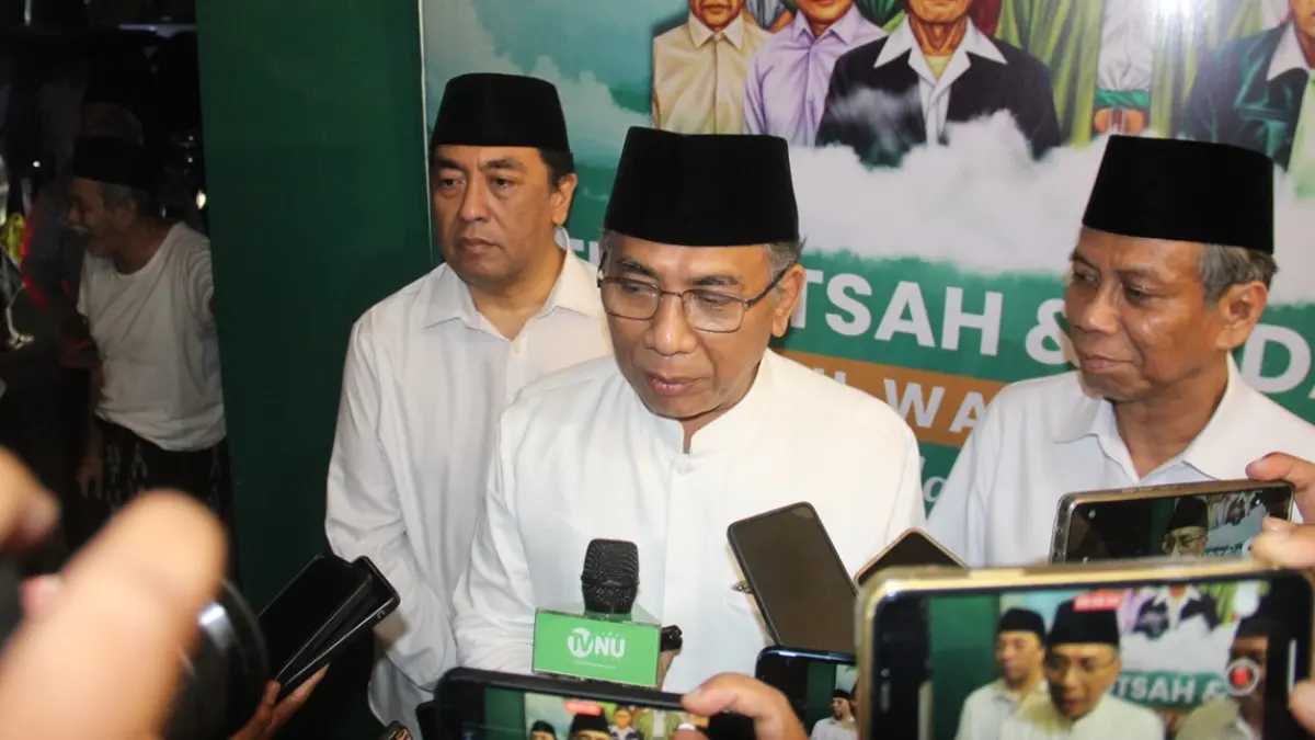 BERI TANGGAPAN: Ketua Umum PBNU Yahya Cholil Staquf (Gus Yahya) saat memberikan penjelasan di Tambakberas, Jombang (15/8). (Anggi Fridianto/Radar Jombang)