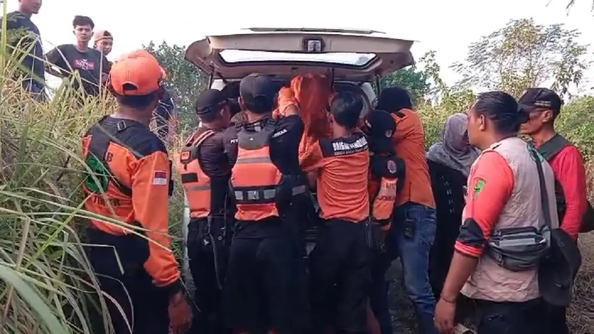 DS, 27, perangkat Desa Gedongombo, Kecamatan Ploso, Jombang, ditemukan meninggal dunia di Sungai Brantas, Senin (17/8). (Acmad RW/Radar Jombang)