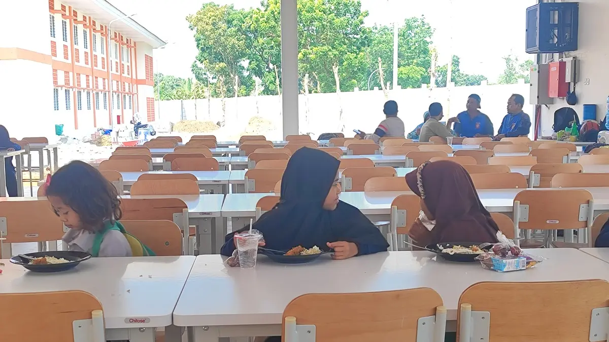 JADI SATU: Siswa Sekolah Rakyat Terintegrasi 1 Jombang jenjang SD saat makan siang di kantin SD. (Ainul Hafidz/Radar Jombang)