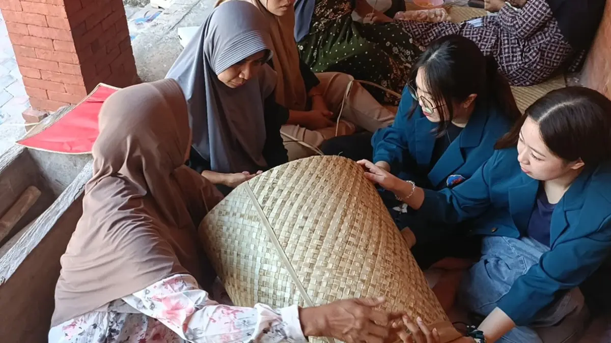 PENGABDIAN MASYARAKAT: Mahasiswa Ubaya mengembangkan produk Anya Craft dan Bhima Aneka Besek Jombang pada Jumat-Sabtu (7-8/8). (Achmad RW/Radar Jombang)