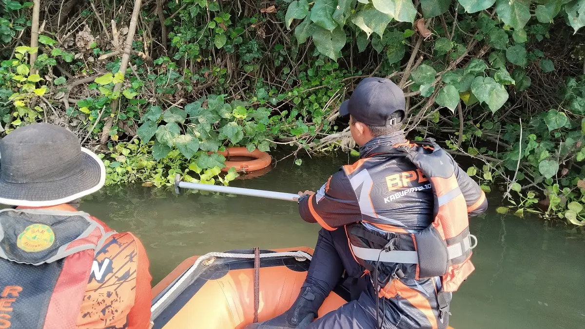 Petugas melakukan pencarian pria menceburkan diri bersama motornya di Sungai Brantas, Jombang. (Achmad RW/Radar Jombang)