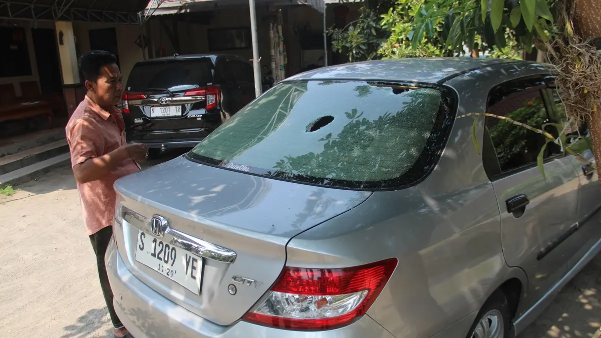 RUSAK: Kondisi mobil warga Plumbon Gambang, Gudo Jombang, yang mengalami kerusakan setelah terjadi keributan yang melibatkan rombongan diduga pesilat, Minggu (16/8) sekitar pukul 01.00 dini hari. (Anggi Fridianto/Radar Jombang)