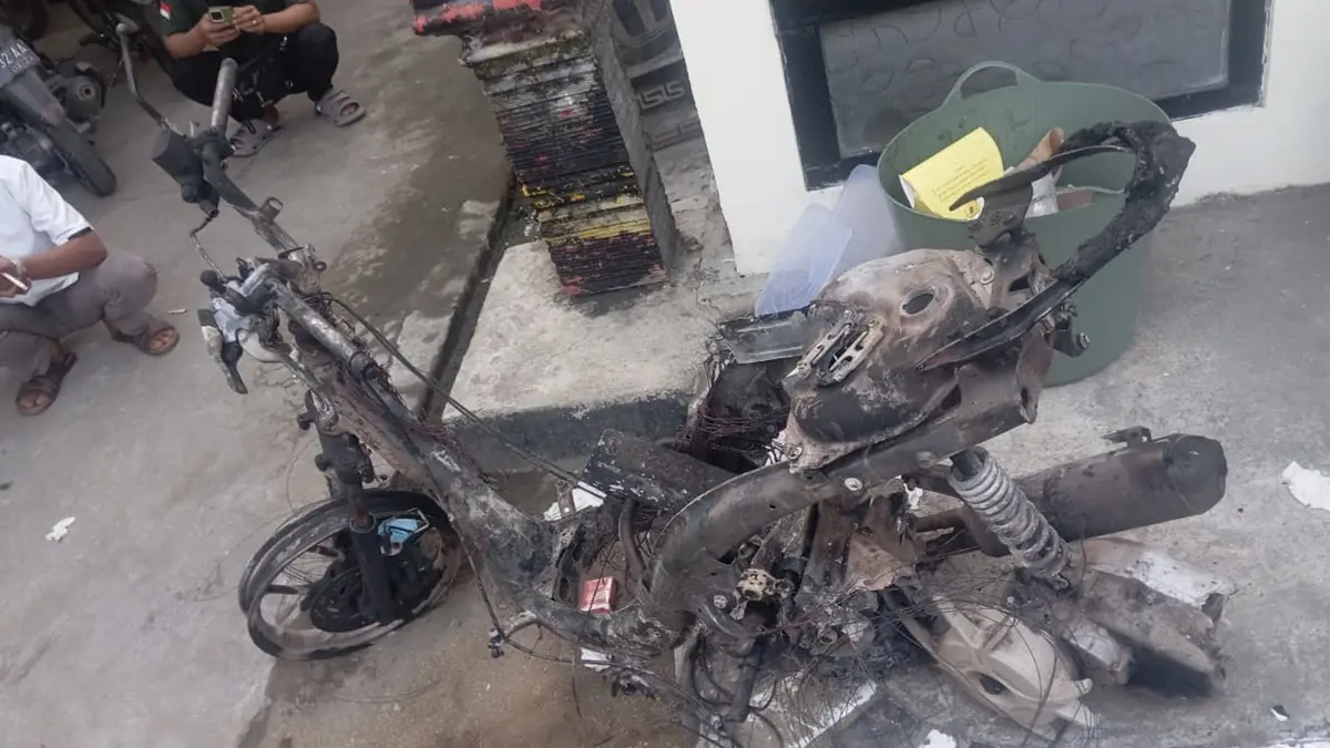 Kondisi motor korban usai terjadi bentrokan di Desa Kedungjati, Kecamatan Kabuh, Jombang, Sabtu (15/8) malam. (Achmad RW/Radar Jombang)