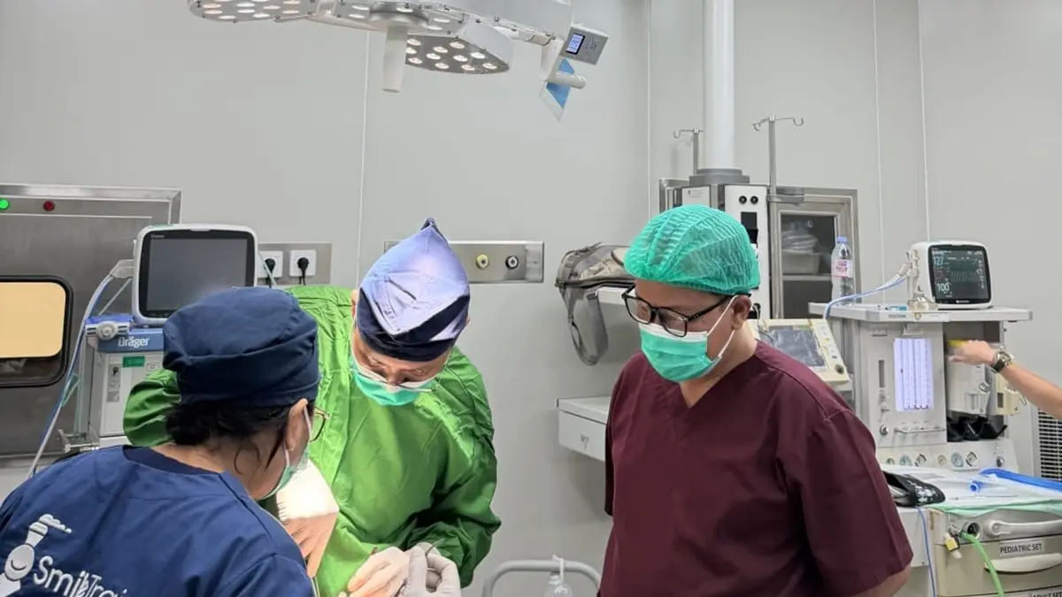 CEKATAN: Tim medis melakukan Bakti Sosial Operasi Bibir Sumbing dan Celah Langit-Langit bekerja sama dengan Smile Train di RSUD Ploso, Jombang, Sabtu (15/8). (Anggi Fridianto/Radar Jombang)