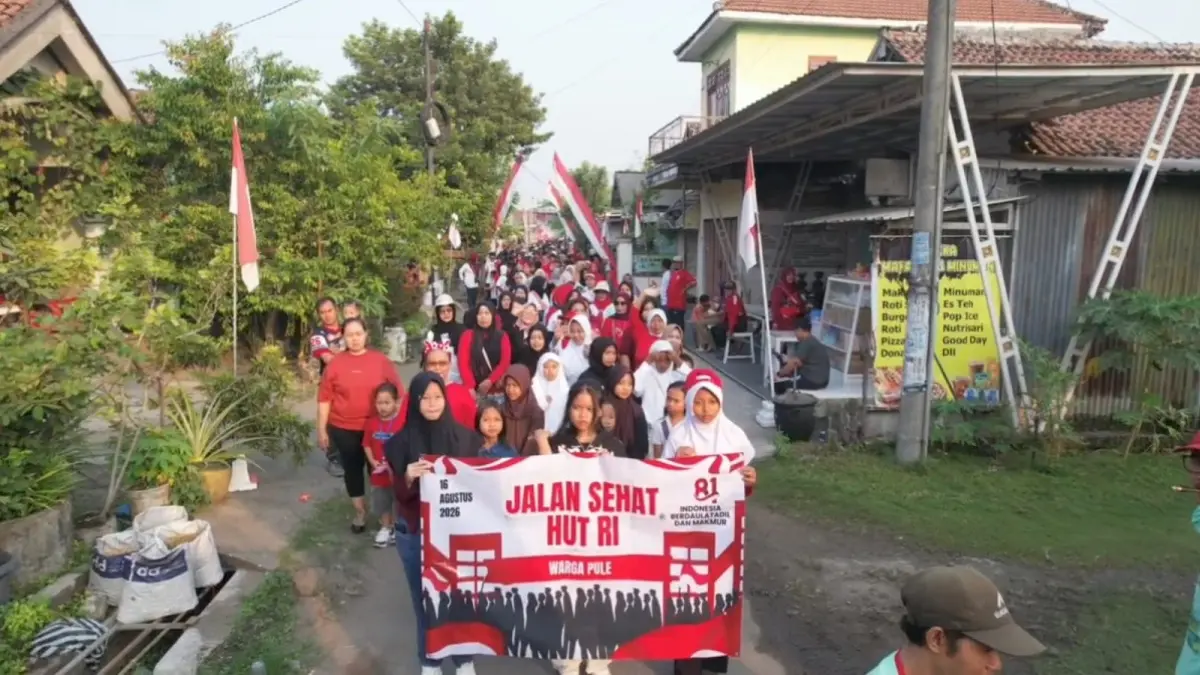Masyarakat Dusun Pule, Desa Tanjunggunung, Kecamatan Peterongan memeriahkan peringatan HUT ke-81 Kemerdekaan RI dengan menggelar rangkaian acara jalan sehat, Minggu (16/8).