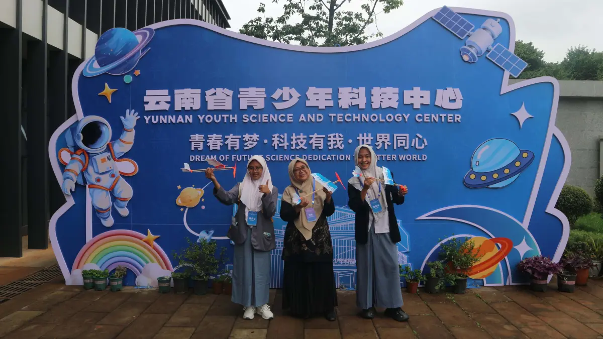 Perwakilan Pondok Pesantren Darul Ulum Jombang berangkat mengikuti ajang internasional The 10th Belt and Road Teenager Maker Camp and Teacher Workshop 2026 di Cina.