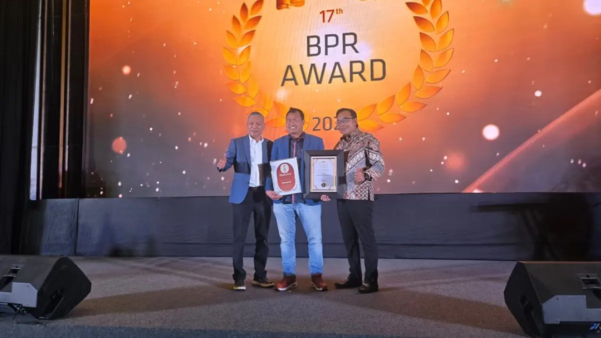 SUKSES: Direktur Utama Bank Jombang Dr Afandi Nugroho SE MM menerima penghargaan Titanium Award di Jakarta, Jumat (14/8). (Bank Jombang for Radar Jombang)