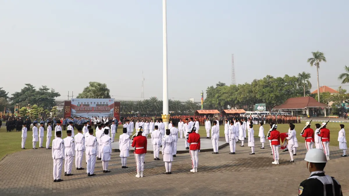 Upacara peringatan HUT Ke-81 Kemerdekaan RI di Alun-alun Kabupaten Jombang, Senin (17/8) pagi. (Anggi Fridianto/Radar Jombang)