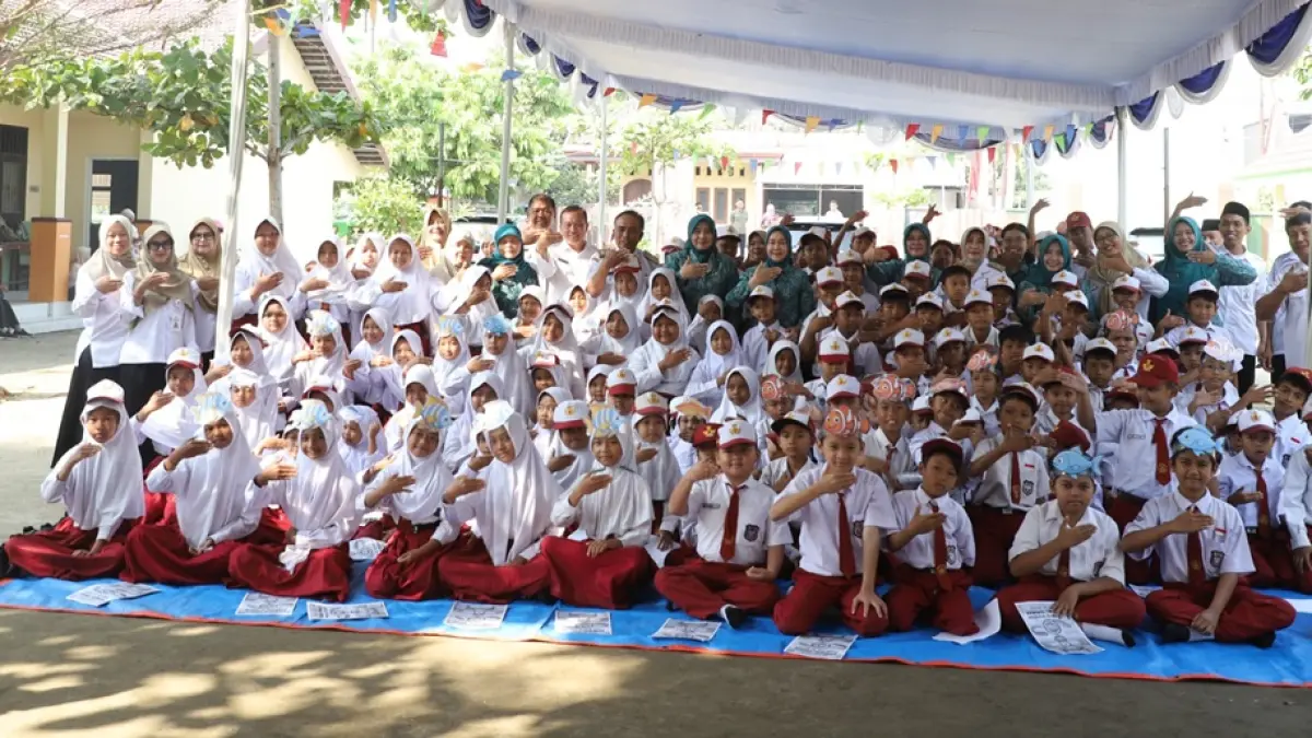 KOMPAK: Kepala Dinas Ketahanan Pangan dan Perikanan Kabupaten Jombang Bambang Sriyadi mendampingi Ketua TP PKK Kabupaten Jombang Yuliati Nugrahani foto bersama peserta, (19/8). (Anggi Fridianto/Radar Jombang)