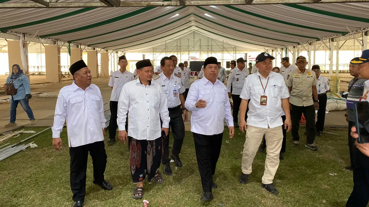 LANCAR: Bupati Jombang Warsubi memantau kesiapan venue pembukaan Muktamar, (19/8). (Anggi Fridianto/Radar Jombang)