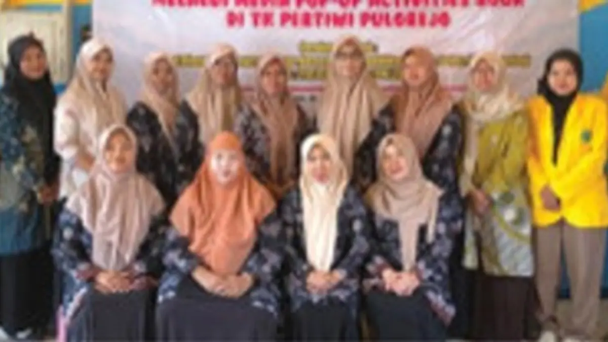PENGABDIAN: Dosen Universitas Darul Ulum Jombang saat pelatihan edukasi kesehatan reproduksi ABK di TK Pertiwi Pulorejo, Ngoro, Jombang. (Rojiful Mamduh/Radar Jombang)