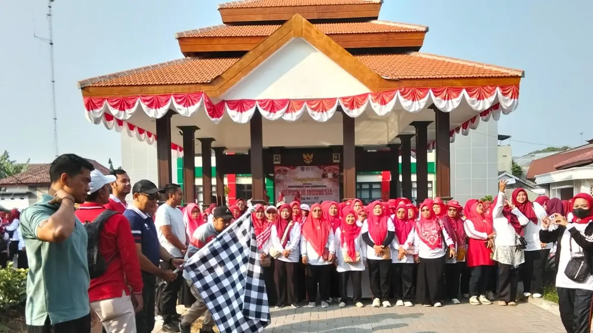 SEMANGAT: Camat Jombang, Muchtar, memberangkatkan jalan sehat IGTKI, Himpaudi dan IGRA di halaman Kecamatan Jombang, Rabu (19/8). (Wenny Rosalina/Radar Jombang)