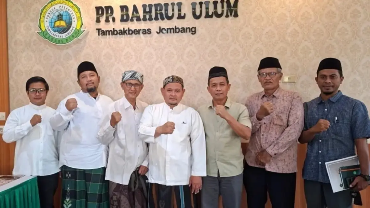 SINERGI: Ketua Pimpinan Daerah Muhammadiyah (PDM) Jombang, DR Abdul Malik, bersama Ketua Panlok Muktamar ke-35 NU, KH Abdurrozaq Sholeh, (18/8). (Anggi Fridianto/Radar Jombang)