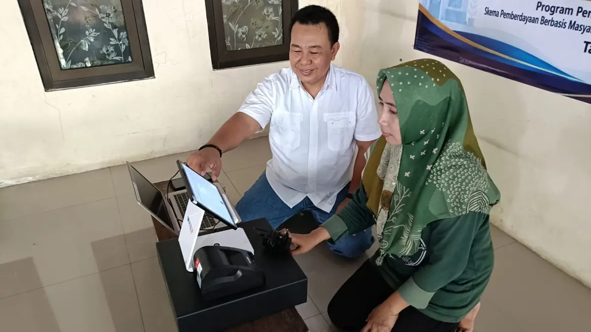 PENGABDIAN: Dosen  ITEBIS PGRI Dewantara Jombang melaksanakan program Implementasi Aplikasi electronic Point of Sale (e-POS) Sederhana untuk Digitalisasi Pencatatan Keuangan dan Penjualan di Ria Bakery Mbak Tin, Desa/Kecamatan Jogoroto. (Achmad RW/Radar Jombang)