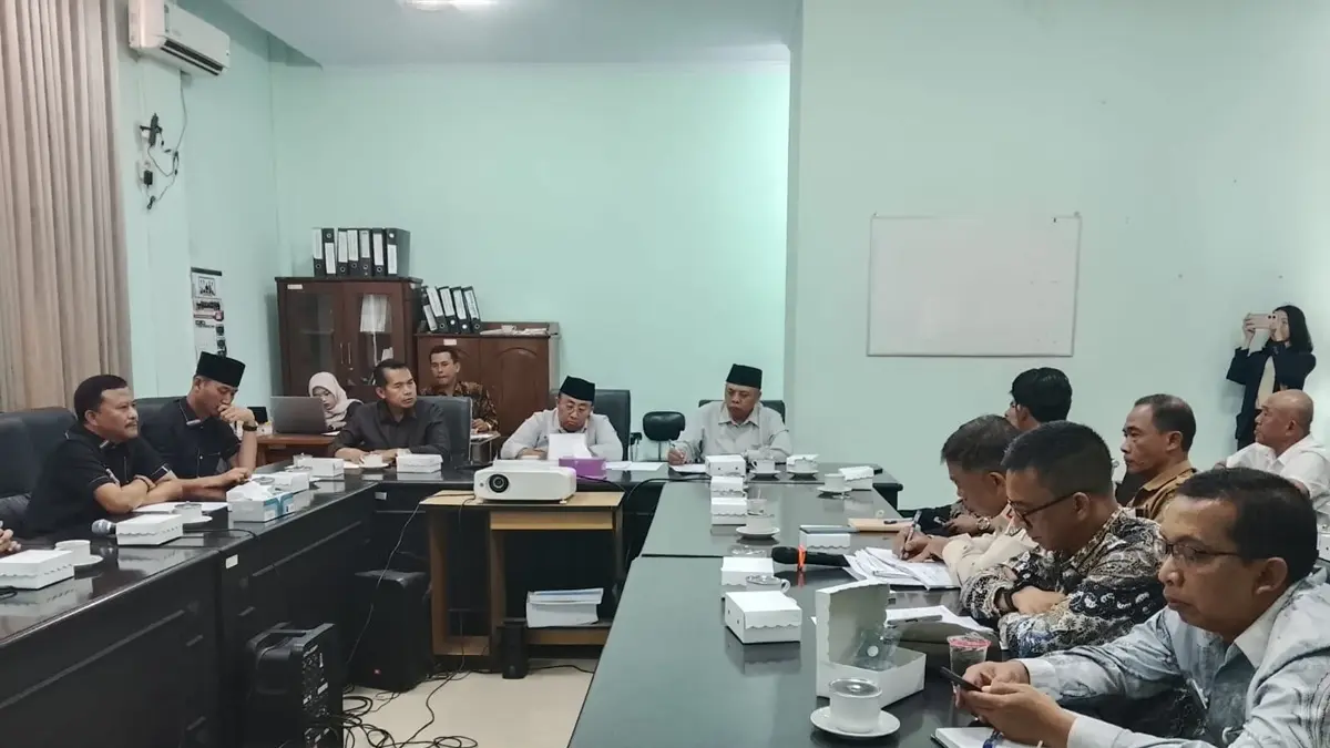 Belasan warga Dusun Losari, Desa Losari, Kecamatan Ploso, mendatangi kantor DPRD Jombang, Kamis (20/8). (Azmy Endiyana/Radar Jombang)