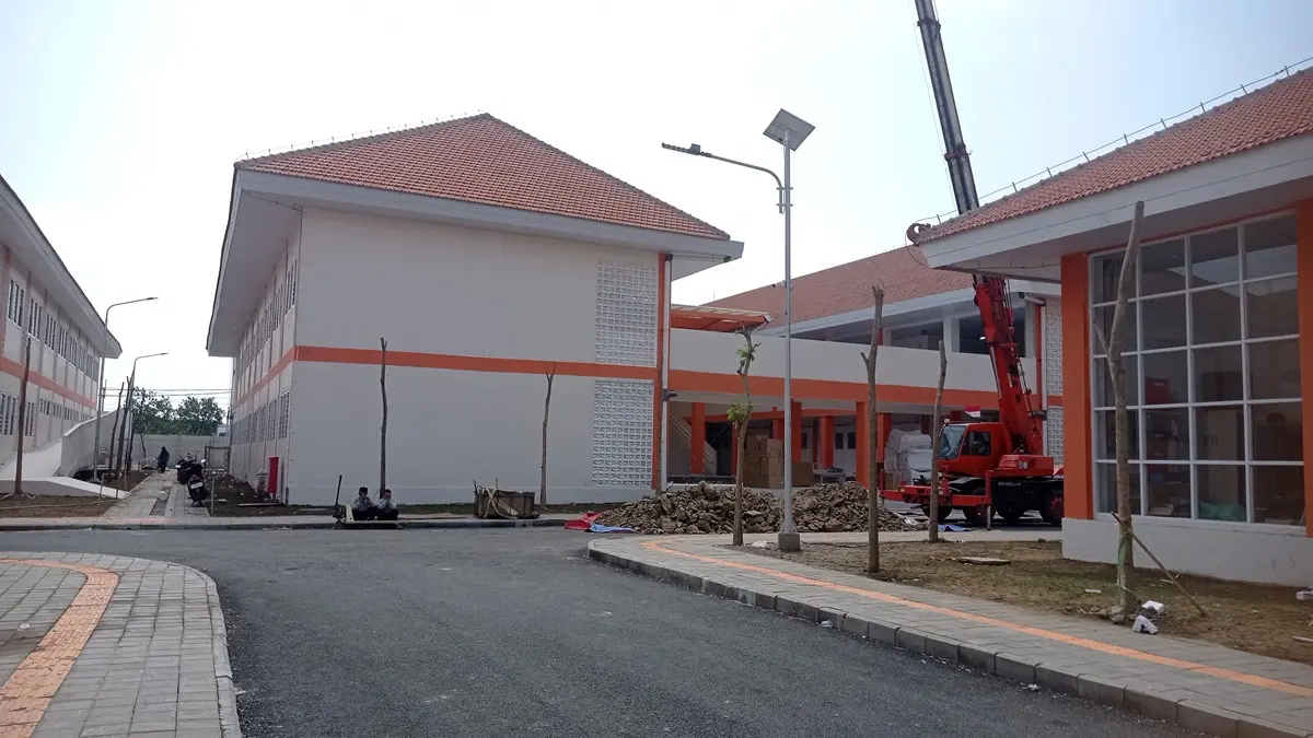 BELUM BISA DITEMPATI: Gedung jenjang SMP dan SMA di Sekolah Rakyat Terintegrasi 1 Jombang yang belum rampung. (Ainul Hafidz/Radar Jombang)