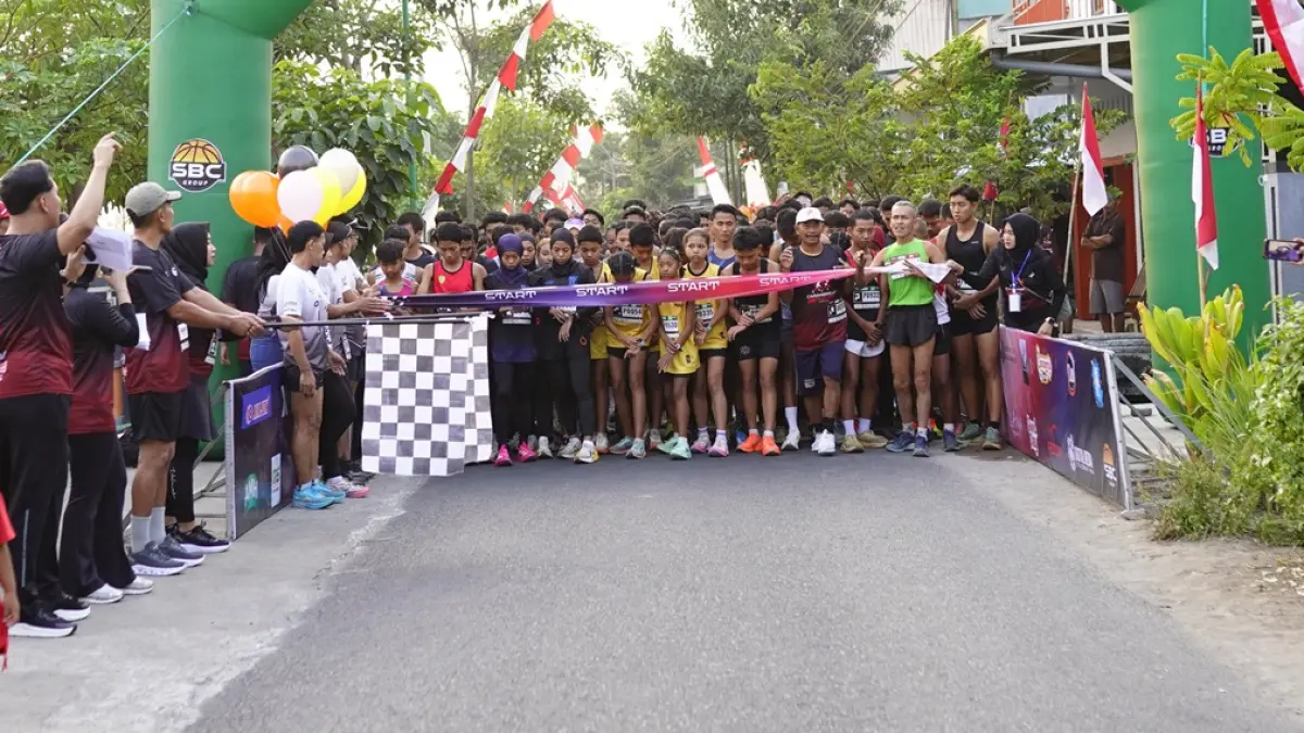 MERIAH: Kepala Desa Carangrejo Supriaji memberangkatkan peserta Carangrejo 5K Run Fest 2026 di Alun-Alun Carangrejo, Kesamben, Jombang, Minggu (16/8) pagi. (Dwi Aris/Radar Jombang)