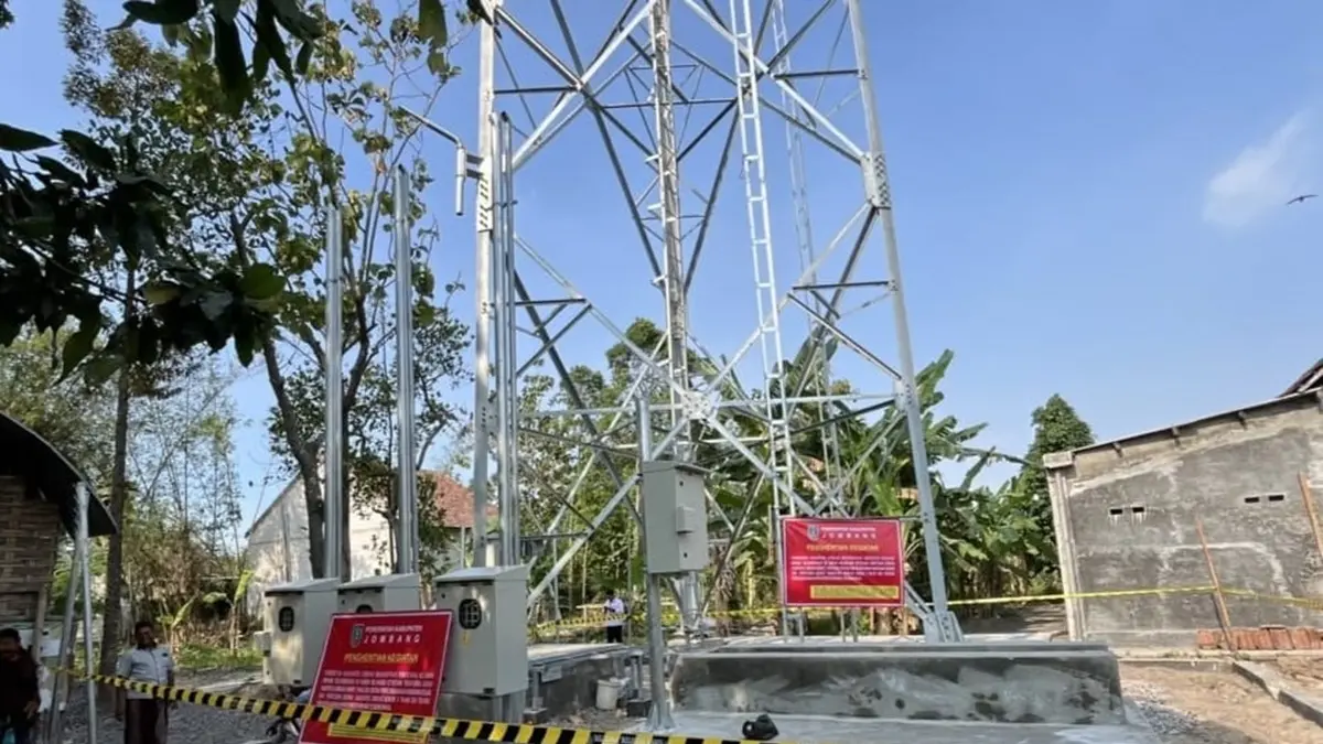 Pembangunan menara telekomunikasi di Desa Ngudirejo, Kecamatan Diwek, disegel Satpol PP Kabupaten Jombang. (Azmy Endiyana/Radar Jombang)