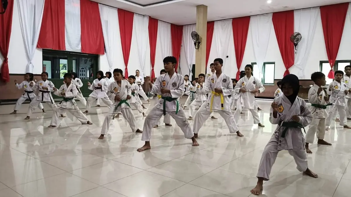 SEMANGAT: Atlet DSJ saat latihan di Kodim 0814 Jombang. (Wenny Rosalina/Radar Jombang)
