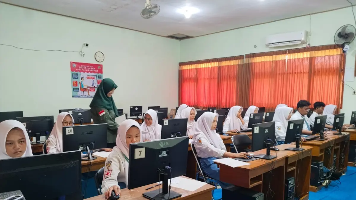 SERIUS: Siswa SMKN Kabuh, Jombang saat mengikuti TKA 2025. (Wenny Rosalina/Radar Jombang)