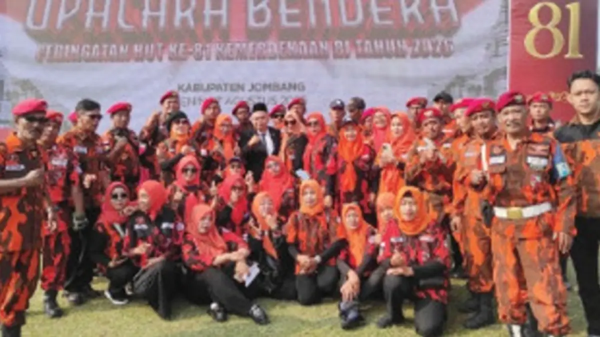 TELADAN: Wakil Ketua 3 DPRD Jombang, HM Syarif Hidayatullah ST MMT (Gus Sentot), bersama Pemuda Pancasila mengikuti upacara HUT Kemerdekaan RI ke-81 di Alun-Alun Jombang, (17/8). (Rojiful Mamduh/Radar Jombang)