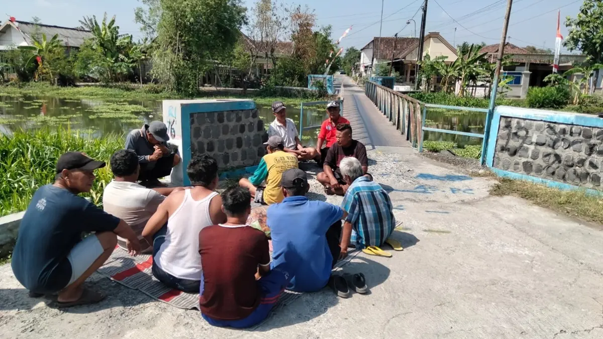 AKRAB: Warga menggelar doa bersama menyambut pembangunan jembatan bailey di Desa Kudubanjar, Kecamatan Kudu, Jombang, Kamis (20/8). (Ainul Hafidz/Radar Jombang)