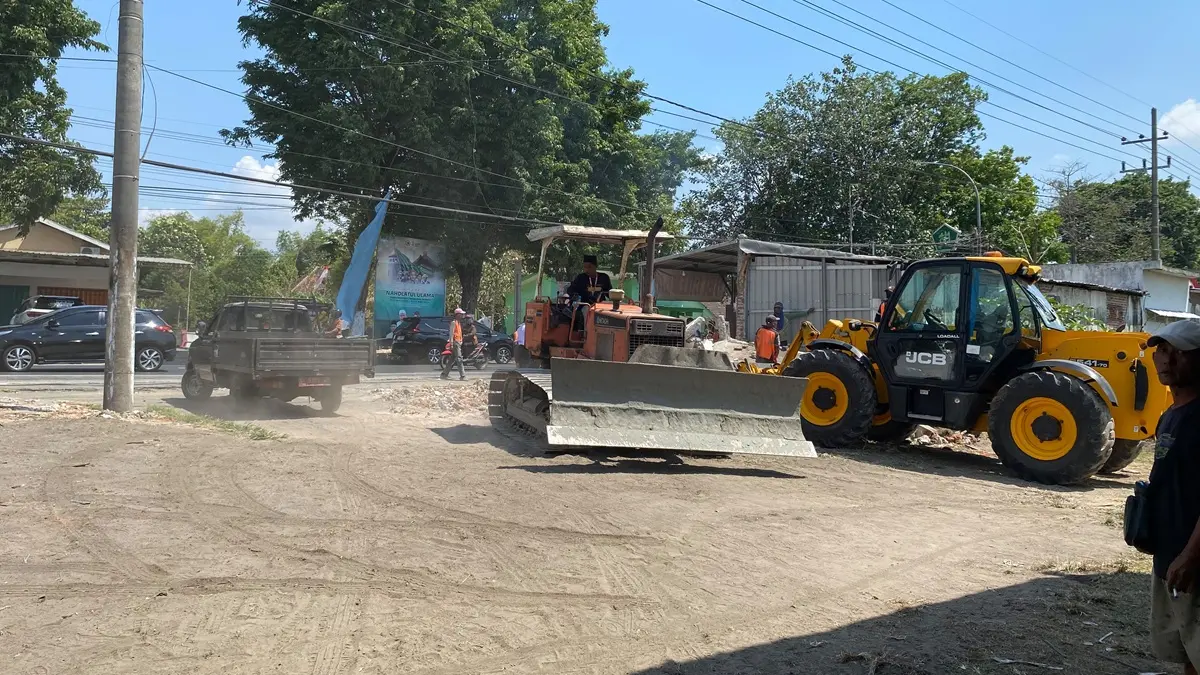 DISULAP: Bekas ruko depan venu pembukaan Muktamar ke-35 NU bakal dipaving oleh Pemkab Jombang, (20/8). (Anggi Fridianto/Radar Jombang)