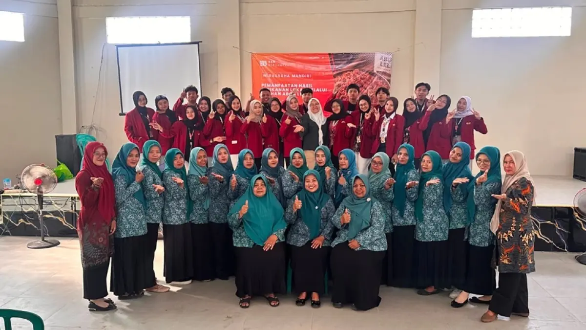 SUKSES: Mahasiswa KKN 183 UMM bersama peserta pelatihan di Desa/Kecamatan Diwek, Jombang, Kamis (20/8). (Ainul Hafidz/Radar Jombang)