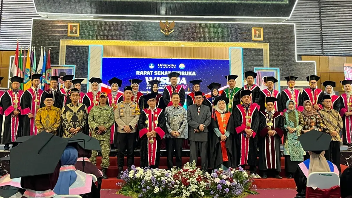 KOMPAK: Rektor Unipdu Dr. dr. H.M. Zulfikar As’ad, MMR (Gus Ufik) foto bersama seluruh tamu undangan, dalam wisuda ke 25 Unipdu, Minggu (23/8). (Anggi Fridianto/Radar Jombang)