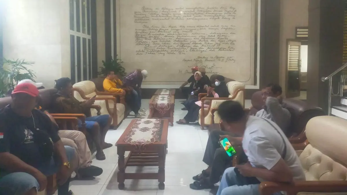 MEDIASI: PKL Sentra Kuliner saat mendatangi Kantor Pemkab Jombang, Senin (24/8). (Azmy Endiyana/Radar Jombang)