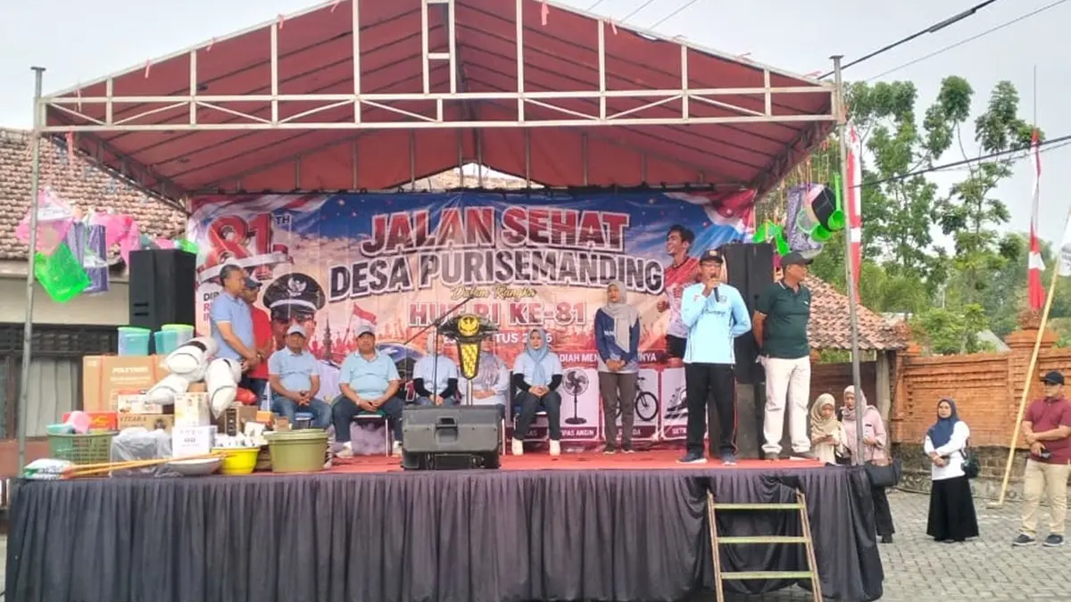 MERIAH: Kepala Desa Purisemanding Nurbata memberikan sambutan saat Jalan Sehat Desa Purisemanding, Plandaan, Jombang, Minggu (23/8). (Dwi Aris/Radar Jombang)