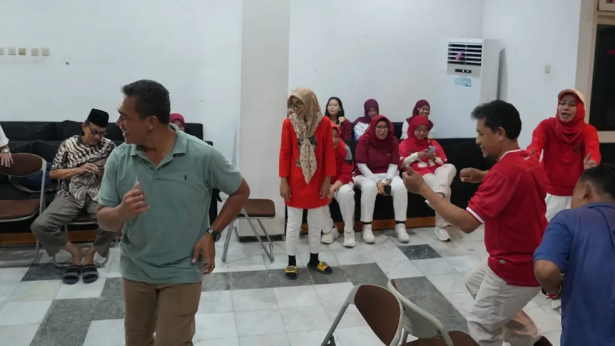 SERU: Pegawai di lingkup Setwan Jombang mengikuti kegiatan perlombaan. (Azmy Endiyana/Radar Jombang)