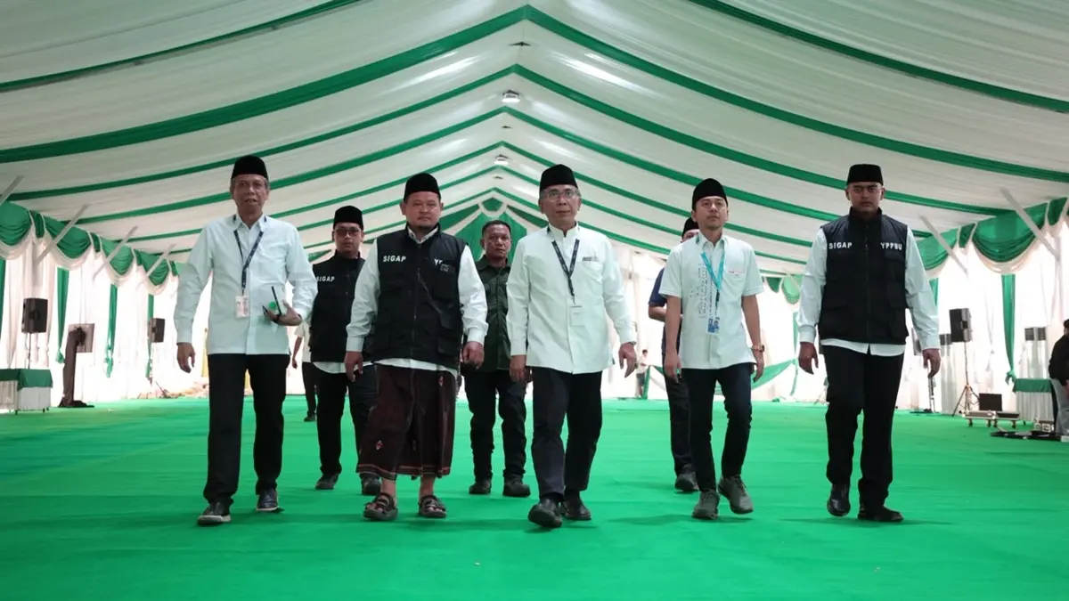 TINJAU VENUE: Ketua Umum Pengurus Besar Nahdlatul Ulama (PBNU) KH Yahya Cholil Staquf (Gus Yahya) meninjau langsung proses pendaftaran peserta Muktamar Ke-35 NU di Pondok Pesantren Bahrul Ulum Tambakberas, Jombang, Rabu (26/8). (Anggi Fridianto/Radar Jombang)