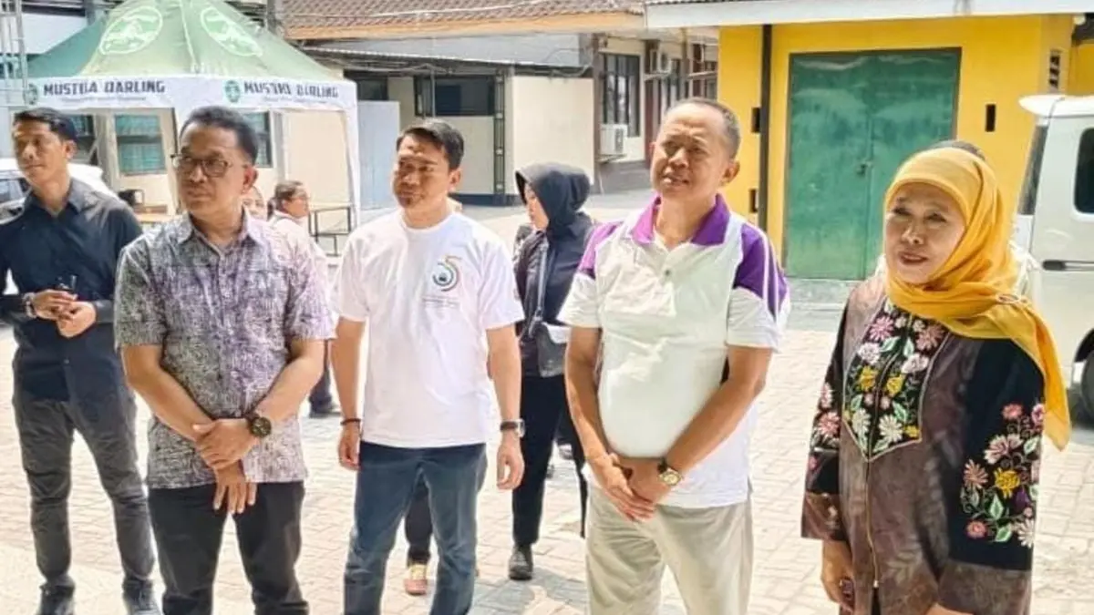 Gubernur Jawa Timur Khofifah Indar Parawansa mengecek kesiapan homebase muktamirin Muktamar NU ke-35 di sejumlah sekolah Jombang, Selasa (25/8). (Wenny Rosalina/Radar Jombang)