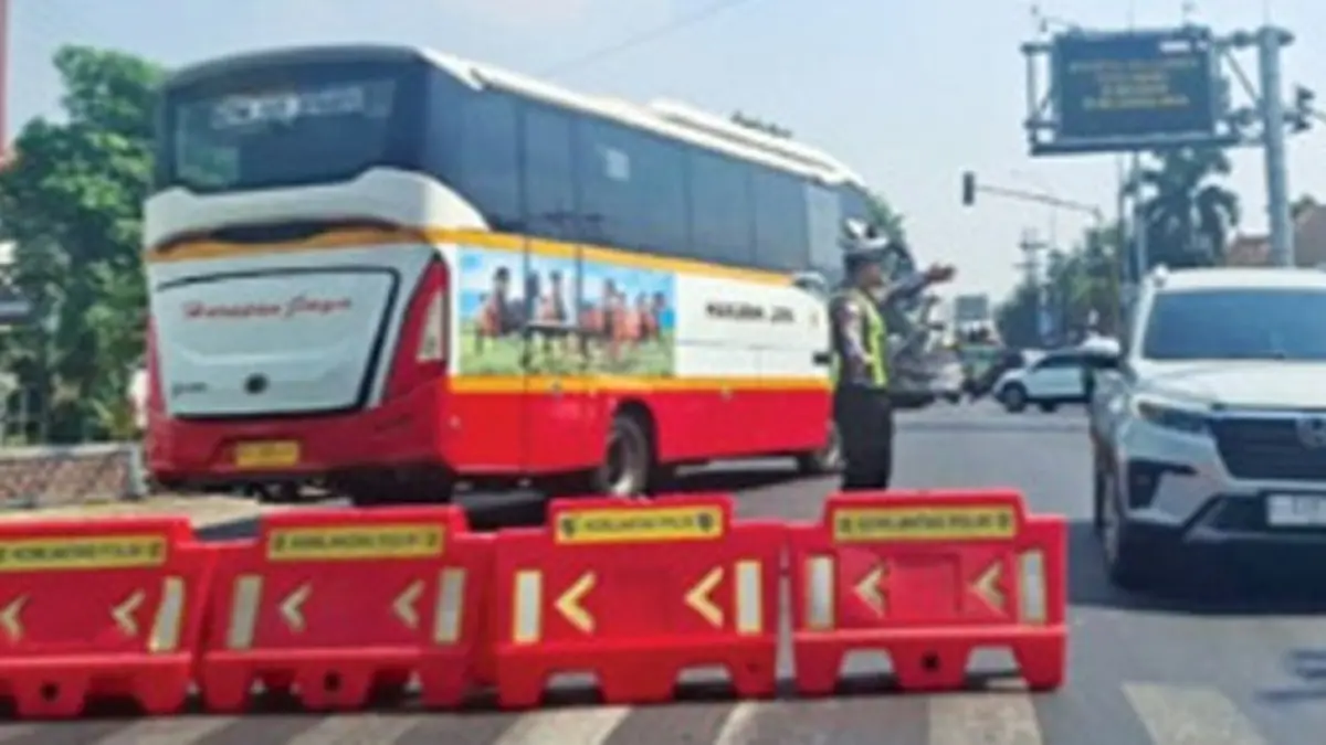 Jalur utama menuju kawasan Tambakberas, Jombang, disterilkan untuk mendukung kelancaran Muktamar ke-35 NU di Pondok Pesantren Bahrul Ulum. (Achmad RW/Radar Jombang)