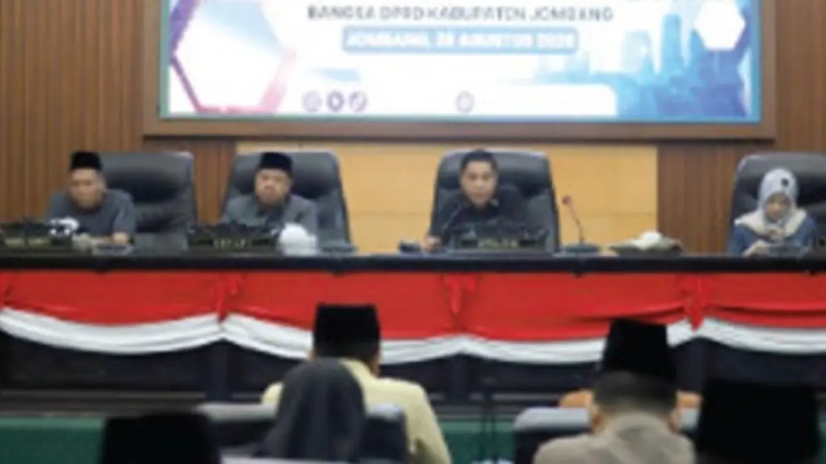 KOMPAK: Ketua DPRD Hadi Atmaji dan Bupati Warsubi saat paripurna pembahasan P-APBD 2026, Rabu (26/8). (Azmy Endiyana/Radar Jombang)