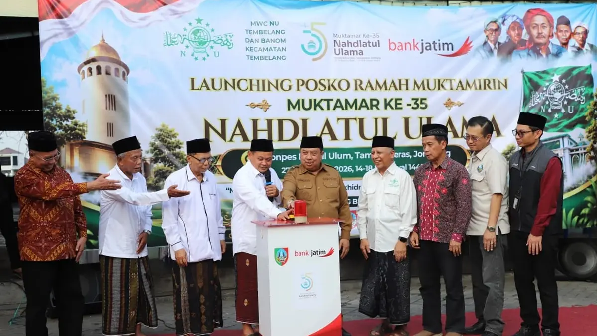 PEDULI: Pemimpin Bank Jatim Cabang Jombang, Hanif Julhamsyah, saat mengikuti peresmian Posko Ramah Muktamirin. (Anggi Fridianto/Radar Jombang)