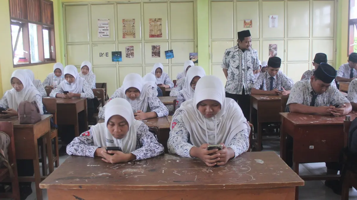 SEMANGAT: Kegiatan belajar mengajar di MTsN 9 Jombang, (5/2). (Wenny Rosalina/Radar Jombang)