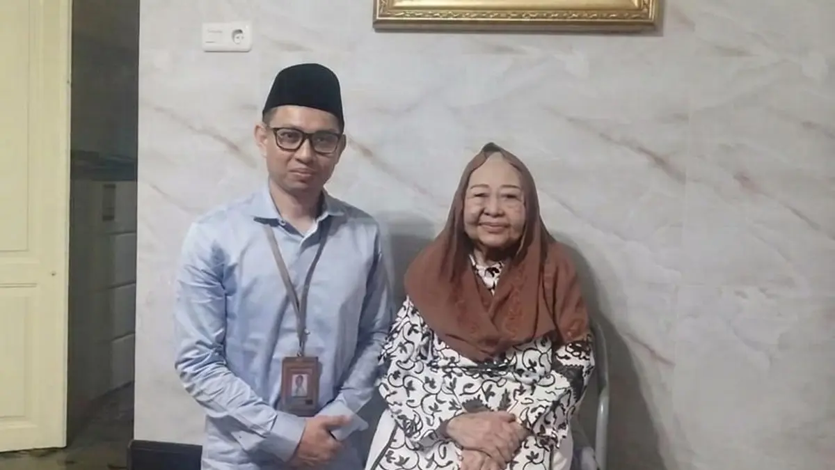 SOWAN: Pemimpin Bank Jatim Cabang Jombang, Hanif Julhamsyah, bersama Nyai Hj Machfudhoh Aly Ubaid Tambakberas, Jombang. (Anggi Fridianto/Radar Jombang)