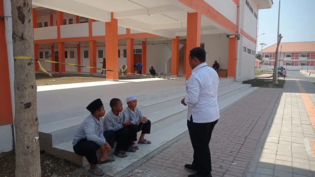 BELUM BISA DITEMPATI: Siswa dan guru Sekolah Rakyat Terintegrasi 1 Jombang berada di gedung SMA yang masih ada pekerjaan finishing. (Ainul Hafidz/Radar Jombang)