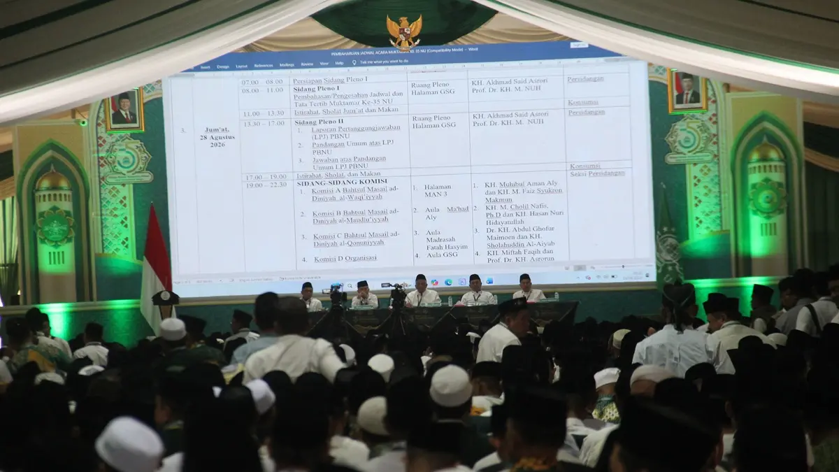 KETAT: Peserta Muktamar saling menyangga dan mempertanyakan penyampaikan di sidang Pleno I, di Ponpes Bahrul Ulum Tambakberas, Jombang Jumat (28/8). (Anggi Fridianto/Radar Jombang)