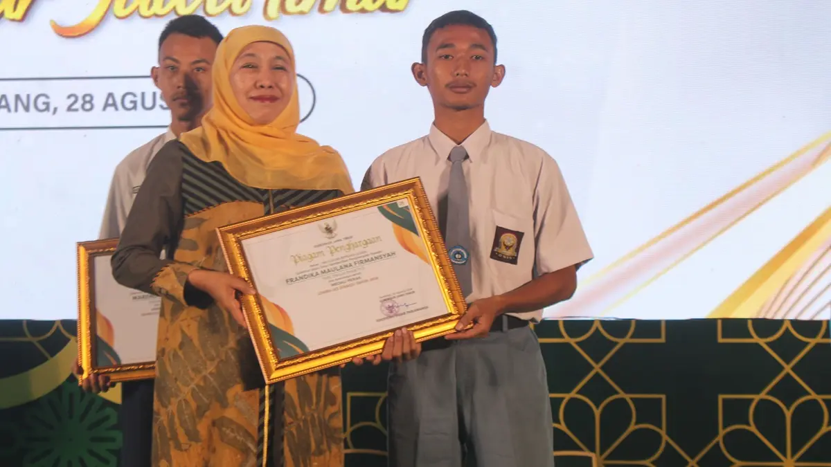 MEMBANGGAKAN: Gubernur Jawa Timur Khofifah Indar Parawansa bersama siswa Jombang berprestasi tingkat nasional dan internasional. (Wenny Rosalina/Radar Jombang)