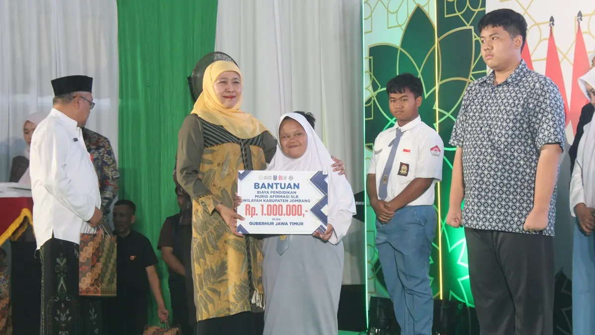 PEDULI: Gubernur Jawa Timur Khofifah Indar Parawansa secara simbolis menyerahkan bantuan afirmasi untuk siswa di Aula SMKN 3 Jombang, Jumat (28/8). (Wenny Rosalina/Radar Jombang)