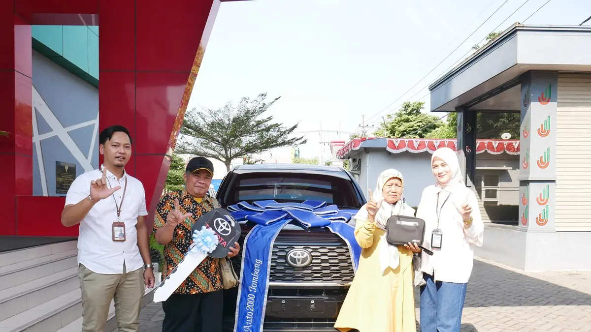 SENANG: Lilik Istiqomah (dua dari kanan), menerima satu unit Toyota Innova Zenix hadiah utama Simarmas Utama 10 Juta periode 18 Bank Jombang. (IST)