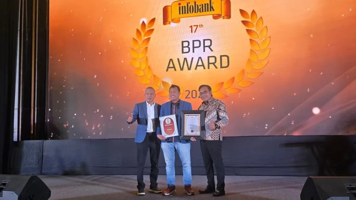 SUKSES: Direktur Utama Bank Jombang Afandi Nugroho SE MM menerima penghargaan Titanium Award di Jakarta, Jumat (14/8). (IST)