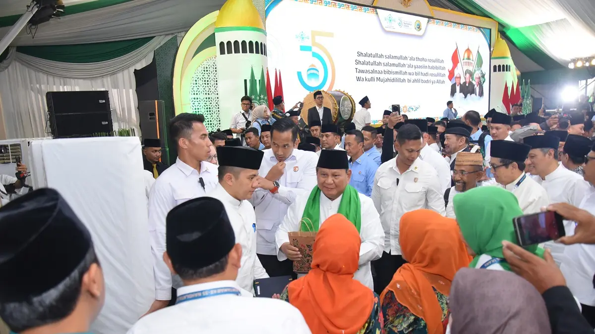 TELADAN: Presiden Prabowo usai membuka Muktamar ke-35 NU di Pondok Pesantren Bahrul Ulum Tambakberas, Jombang, Kamis (27/8). (Anggi Fridianto/Radar Jombang)