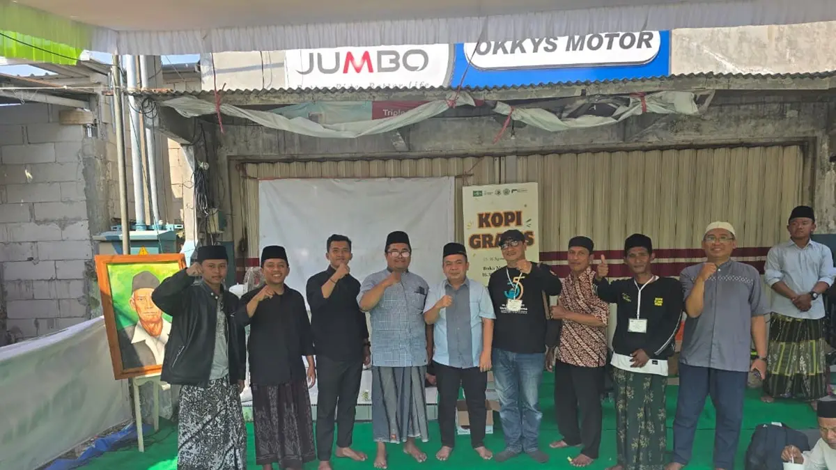 TELADAN: Wakil Ketua 3 DPRD Jombang, HM Syarif Hidayatullah ST MMT (Gus Sentot), mengunjungi stan kopi gratis MJM Jombang di lokasi Muktamar NU di PP Bahrul Ulum Tambakberas,  Jumat (29/8). (Rojiful Mamduh/Radar Jombang)