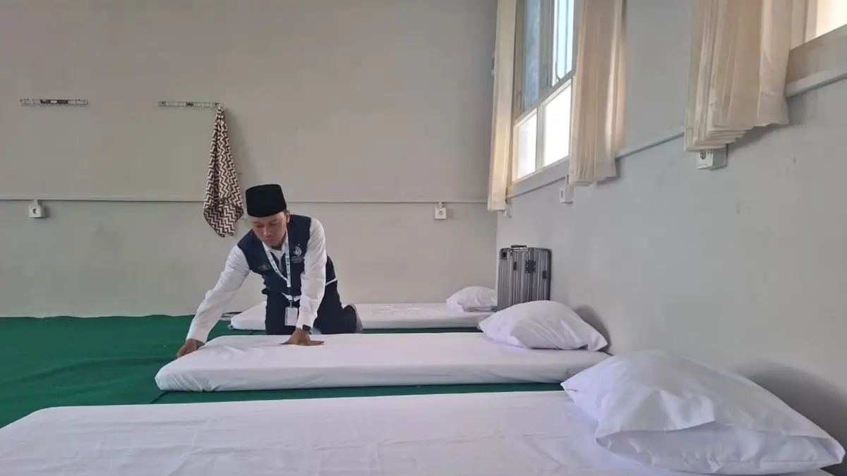 KHIDMAH: Guru MA Unggulan KH Wahab Hasbullah Tambakberas, Jombang melayani muktamirin dan menata kamar untuk penginapan peserta, (29/8). (Achmad RW/Radar Jombang)